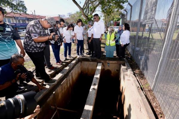 槟城供水公司首席执行官K. Pathmanathan和他的团队在2023年12月13日检查Sungai Dua水处理厂需要更换的另一个阀门。-图片来源:Opalyn Mok