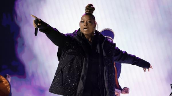 Queen Latifah performing