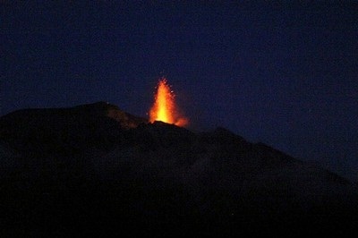 冰岛警告游客远离喷出熔岩和有毒气体的火山_火山喷出的气体有毒吗_火山喷发毒气