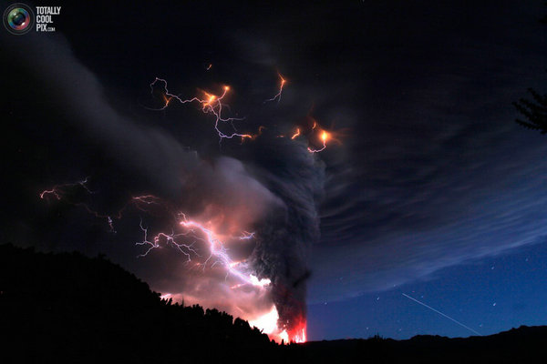 冰岛警告游客远离喷出熔岩和有毒气体的火山_火山喷发毒气_火山喷出的气体有毒吗